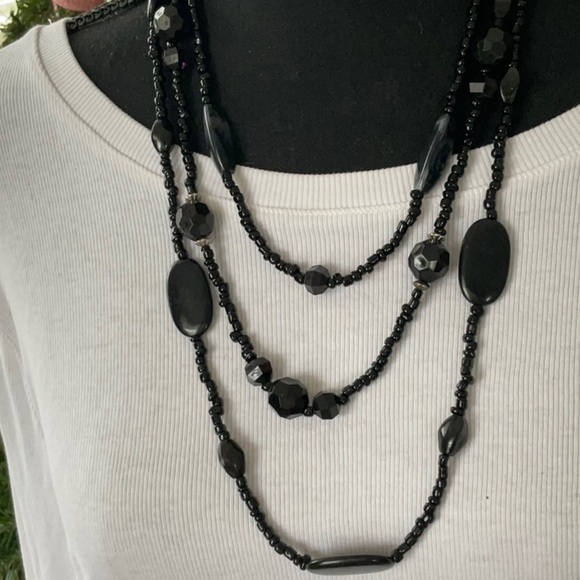 VINTAGE THREE STRAND REAL BLACK STONE NECKLACE - Picture 2 of 4